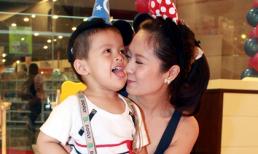 Bắt gặp mẹ con Thanh Thúy đi shopping dịp 1/6