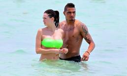 Diện bikini không dây, vợ Totti và bồ Boateng khoe thân bốc lửa