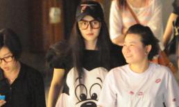 Phạm Băng Băng nổi bật trên phố với áo Mickey tay bồng