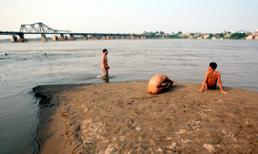 Rợn mình tắm tiên: “Quần đâu sao không mặc vào?