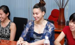 Hà Hồ tươi rói bên cạnh dàn giám khảo "The Voice"