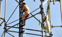 Mặc quần lót trèo lên tháp cao…đòi lương