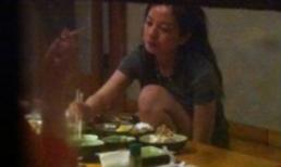 Triệu Vy thoải mái ăn uống nơi đông người