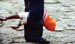 "Nóng mắt" với những ông bố bà mẹ "nghịch" con