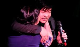 Quang Lê liên tiếp được người hâm mộ "cưỡng hôn"