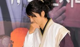 Mỹ nam Song Seung Hun lúng túng vì môi khô