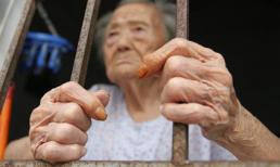 Mẹ 97 tuổi bị con bỏ đói, giam lỏng
