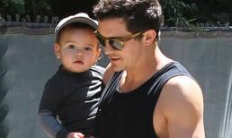 Bố con Flynn diện đồ tone xanh chuối bắt mắt