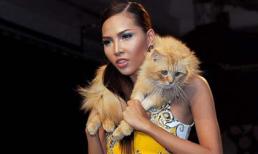 Mẫu Việt túm chân mèo làm "phụ kiện" trình diễn