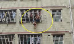 Trung Quốc: Cha nhẫn tâm treo con gái bên ngoài cửa sổ