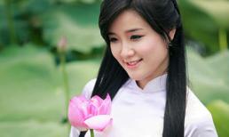 Miss Teen Xuân Mai thướt tha bên sen