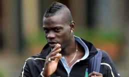 Bị làm phiền, Balotelli suýt “tẩn” phóng viên