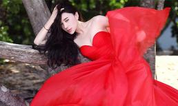 Khương Hân Vũ khoe da trắng ngần trong sắc đỏ tươi