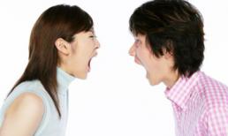 Chồng méo mặt vì vợ bắt... tè ngồi