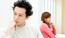 Chồng méo mặt vì vợ bắt... tè ngồi