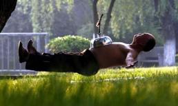 Dùng bụng "hút" chậu để treo người lơ lửng