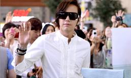 Jang Geun Suk diện quần cộc ống rộng... như váy tại sân bay