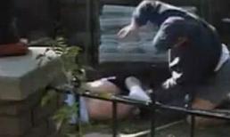 Clip ông bố "tét mông" gã trai ngủ với con gái gây sốt