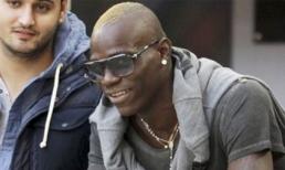 Balotelli dính đòn hội đồng của mỹ nhân