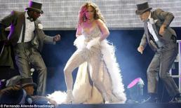 Jennifer Lopez trút bỏ xiêm y trên sân khấu