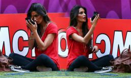 Bồ Casillas ngồi trên sân bóng để tút nhan sắc