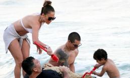Cặp sinh đôi nhà J.Lo đùa vui với bồ của mẹ