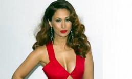 Vũ nữ nước Anh gây tò mò vì ngực lệch