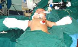 Cháu bé bị bà ngoại cắt cụt hai tay