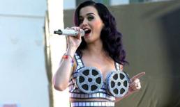 Kiểu áo ngực kì cục của Katy Perry
