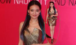 Thư Kỳ khoe chân thon nuột nà, "nổi loạn" với tóc nhuộm line