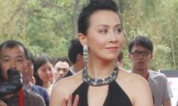 Lưu Gia Linh khoe vai trần gợi cảm ở tuổi 46