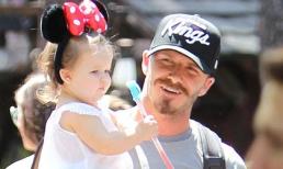 Harper ngộ nghĩnh với tai chuột Minnie ở Disneyland