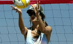 "Chân dài" Ambrosio chơi bóng chuyền trên bãi biển