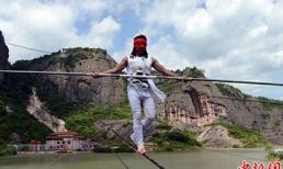 Bịt mắt đi ngược trên dây ở độ cao 250 mét