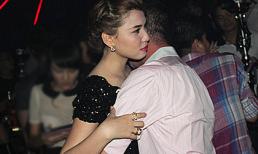 Clip, hình: Bắt gặp Quỳnh Thư ôm ấp “trai lạ” trong quán bar