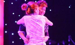 Những màn ‘cưỡng hôn’ trên sân khấu V-pop