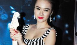  Angela Phương Trinh ôm đàn tạo dáng, khoe khéo ngực đầy