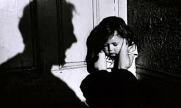 Bé 10 tuổi bị cha dượng xâm hại tình dục