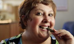 Người phụ nữ có món khoái khẩu là... đá