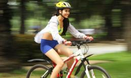 Hoàng My đạp xe, khoe cơ bụng săn chắc
