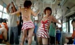 Thiếu nữ mặc bikini quậy tung xe bus