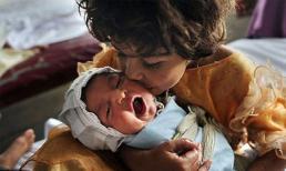 Con bị dị dạng, bố đem đi... chôn sống