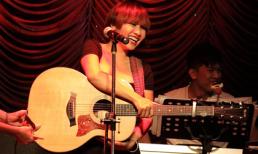 Mai Khôi vừa ôm đàn, vừa hát tình ca