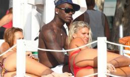 Balotelli diện chip tím tung tăng bên người đẹp