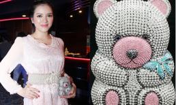 Lý Nhã Kỳ nổi bật với xắc cầm tay hình gấu đính đá lạ mắt