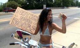 Mặc bikini đi ăn xin để kiếm tiền… bơm ngực