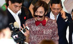 Jang Keun Suk "điệu đà" với tone đỏ ở sân bay