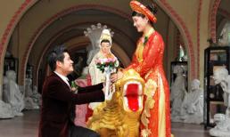 Chú rể Nguyễn Văn Chung "quỳ gối" tặng hoa cô dâu trước chùa