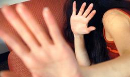 Anh trai ép em gái xem cảnh “sex” sau đó cưỡng hiếp