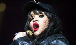 Rihanna lên sân khấu trễ vì bà ngoại qua đời